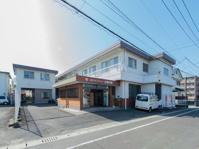 明るく開放的な施設外観 外観 ゆとりがある駐車スペースが完備された施設外観です。心地よい環境でのお仕事をご希望の方におすすめします。