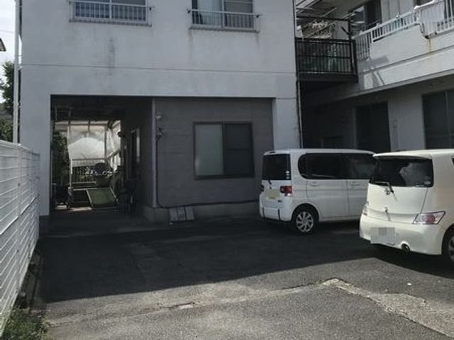 建物外観 外観   建物前に駐車スペースがあり、車が2台止まっています。左手には通路のような出入口も見え、出入りのしやすさがうかがえます。