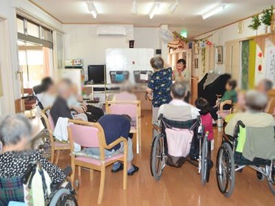 集う人々の様子