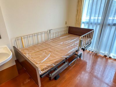 居室のベッドと洗面台