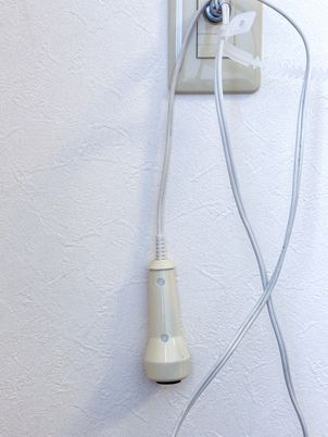 壁に取り付けられたコールボタン
