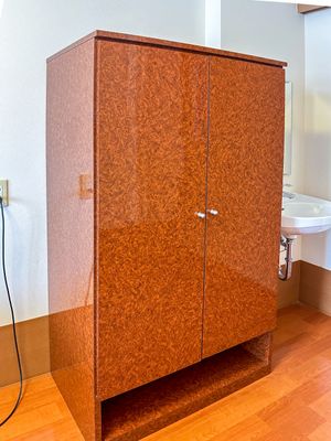 茶色の洋室のクローゼット