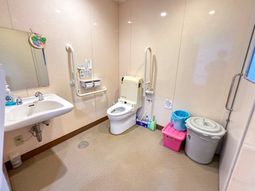 バリアフリー設計の浴室