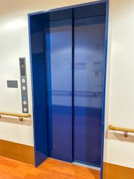 広々としたエレベーター