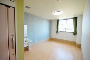 明るい個室の居室