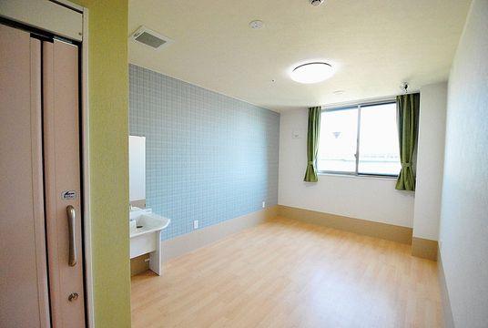 明るい個室の居室