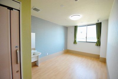 明るい個室の居室