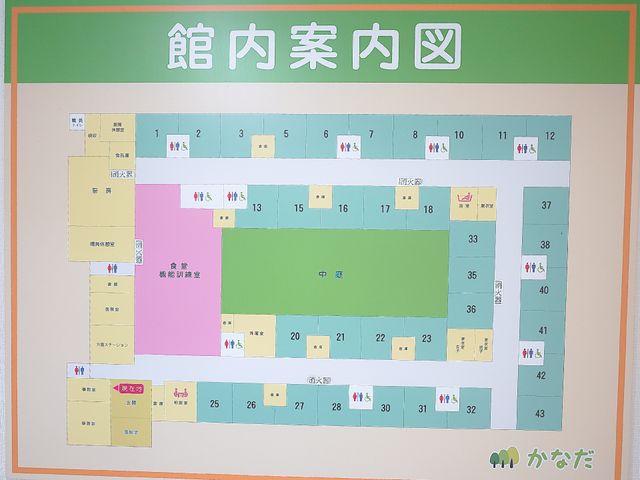 施設案内掲示物 館内案内図 カラフルで整理された案内板が、施設内の配置と利用区域を明確に示しています。利用者の方々が日々の活動に役立てられる工夫がされています。
