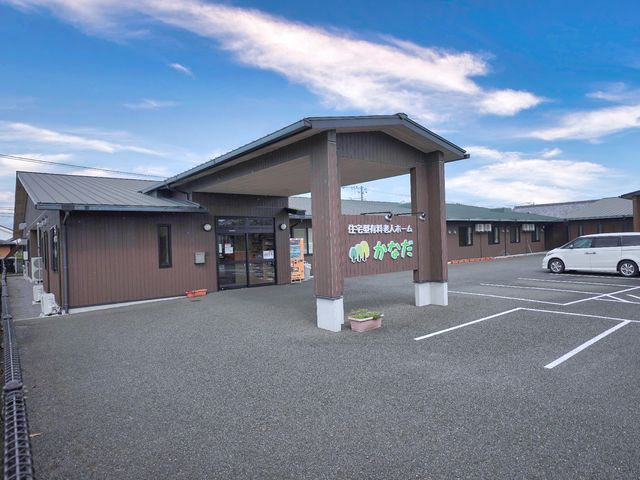 明るい外観のエントランス 駐車場 広々とした駐車場と落ち着いた色合いの建物が迎えるエントランス。清潔感溢れるこの場所で、あたたかな出迎えが待っています。