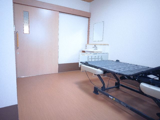 機能訓練設備のある部屋 居室 広々とした空間に機能訓練設備が整っており、快適にリハビリができる環境です。清潔感のある訓練室で、ご利用者の健康維持を支援します。