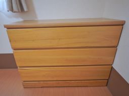 シンプルな木製タンス