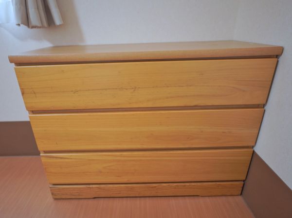 シンプルな木製タンス