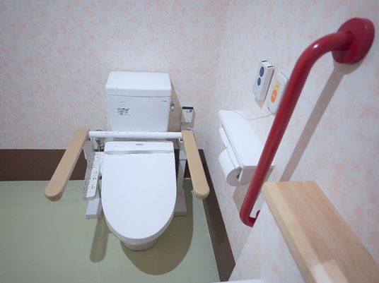 手すり付きのトイレ設備