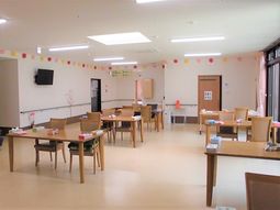 中庭の明るい雰囲気