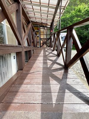 木造の温かみある廊下
