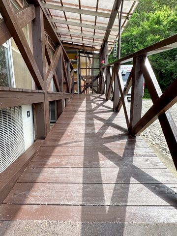 木造の温かみある廊下