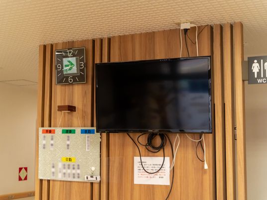 掲示物とテレビのある廊下