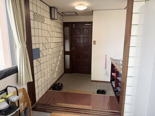 靴棚のある玄関