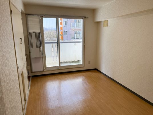 広い窓の居室