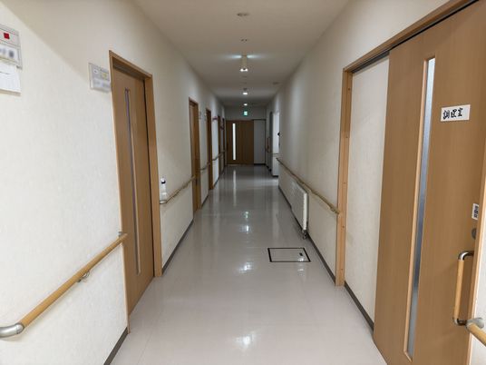 優しい光が射す廊下