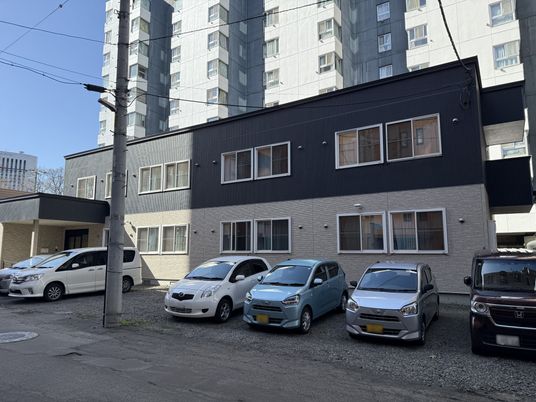 駐車場のある建物外観