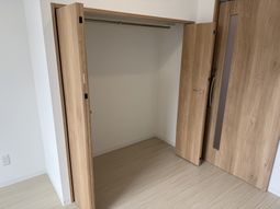 木製ドアのクローゼット