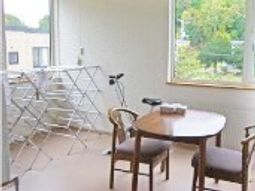 明るい窓とテーブルの居室