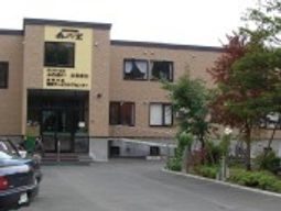 明るい外観の建物
