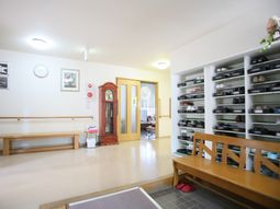 エントランスの明るい空間