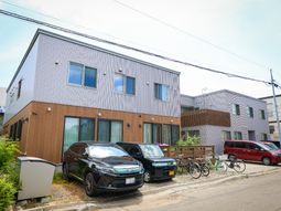 木目調とモダンな外観