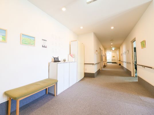 明るい廊下のスタッフ