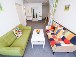 明るい待合室の様子