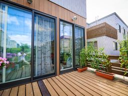 中庭とガラスドア