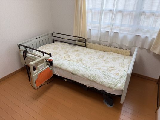明るいベッドの部屋  