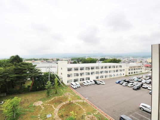 建物と駐車場の外観  
