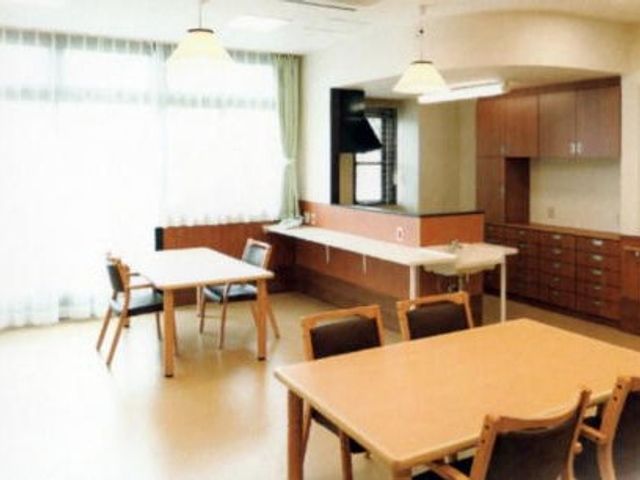明るい食堂の室内 食堂   大きな窓から自然光が入る、明るく開放的な食堂です。テーブル席があり、食事や団らんの場として使いやすそうです。