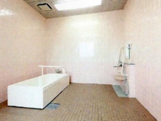 浴室 浴室   手すり付きの洗い場と浴槽があり、落ち着いた色合いの広めの空間です。清掃しやすそうなシンプルなつくりで、介助にも配慮されています。