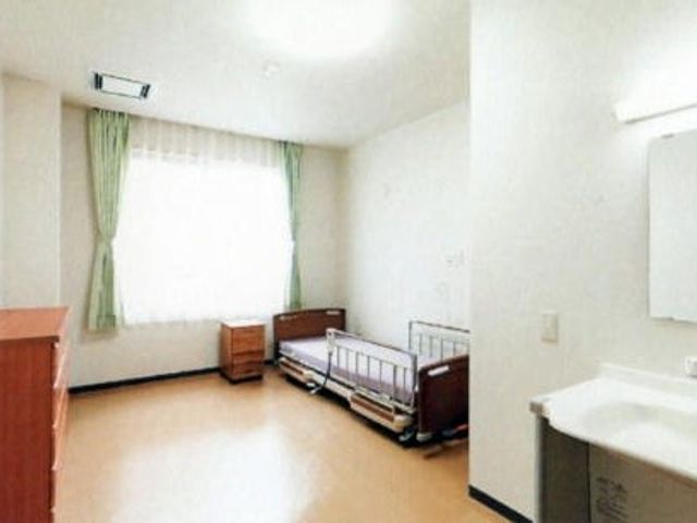 明るい居室のベッドと洗面台 居室   窓から自然光が入る、すっきりとした居室です。ベッドと洗面台があり、落ち着いて過ごしやすそうです。