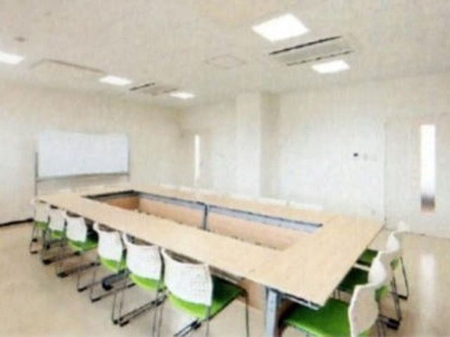 明るい多目的室 多目的室   大きなテーブルと椅子が並ぶ、明るくすっきりした多目的室です。打ち合わせやレクリエーションの場として働きやすさを感じられます。