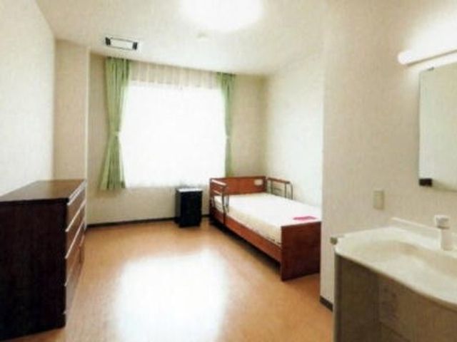 シンプルな居室 居室   大きな窓から光が入る、明るくすっきりした居室です。収納家具と洗面台があり、落ち着いて過ごしやすい空間です。