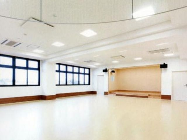 広い多目的室 多目的室   大きな窓から光が入る、開放感のある広い空間です。さまざまな活動や集まりに使いやすそうです。