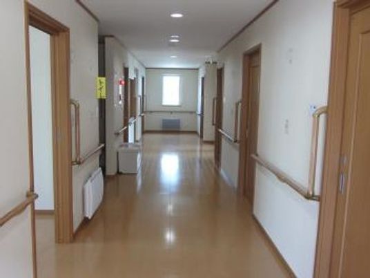 広々とした明るい廊下