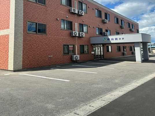 建物外観と駐車場の出入口  