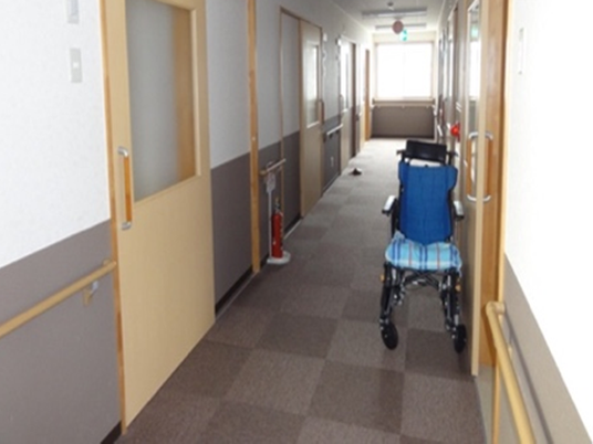車椅子のある廊下  