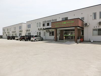 車両が並ぶ建物外観