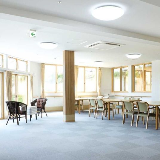 明るい食堂の様子