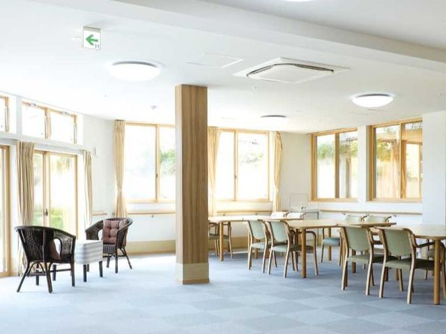 明るい食堂の様子 食堂 ゆったりとした食堂では、自然光が差し込み、明るく暖かな雰囲気でお食事が楽しめます。食事の時間が、一日の中での楽しみの一つになりそうです。