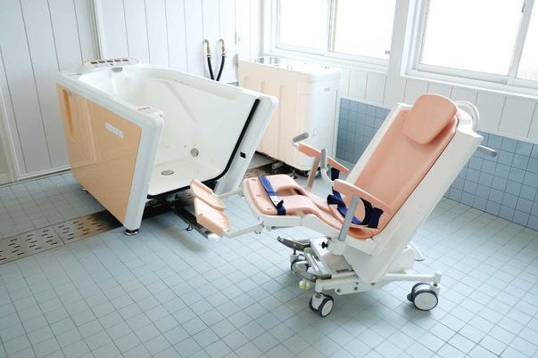 ゆったり浴槽とシャワーチェア