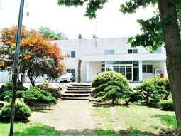 自然に囲まれた建物の外観