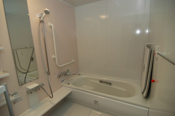 落ち着いた室内の浴室